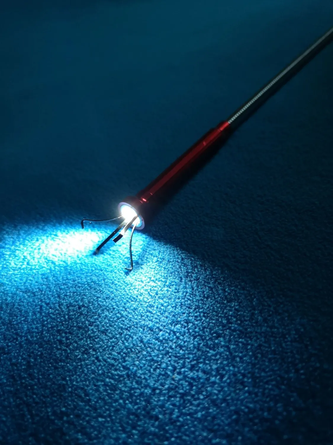 Garosa outil de ramassage flexible à 4 griffes avec LED