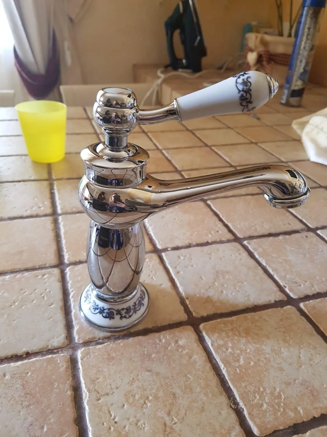 Garosa robinet lavabo vintage à motifs floraux, blanc antique, laiton