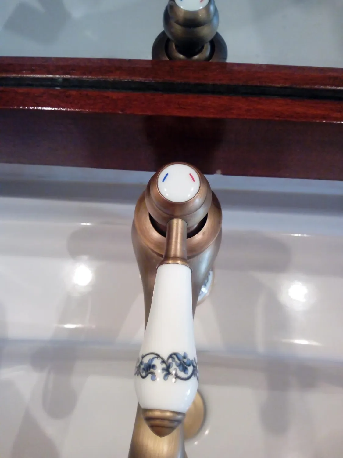 Garosa robinet lavabo vintage à motifs floraux, blanc antique, laiton