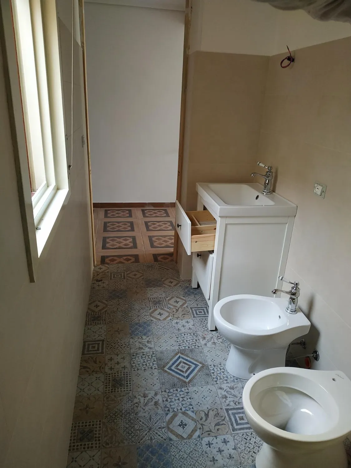 Garosa robinet lavabo vintage à motifs floraux, blanc antique, laiton